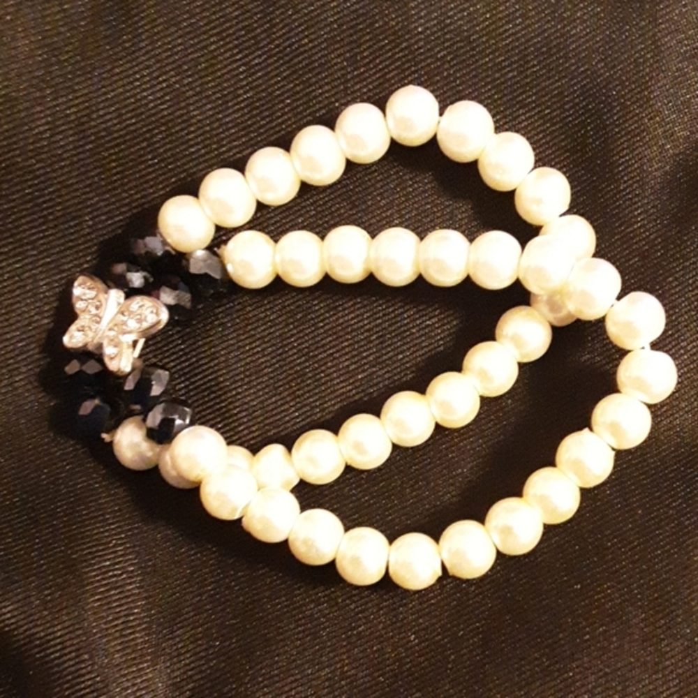 NEW NO TAG STRETCH FAUX PEARL BRACELET W/BLACK BEADS AND BUTTERFLY CHARM ACCENTS